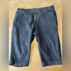 St. John’s Bay Blue Denim Capri Pants  Sz 16P Waist 38” Inseam 16” Pockets
